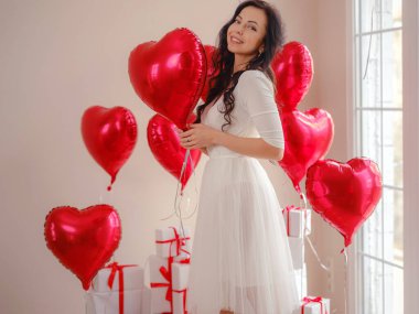 Sevgililer Günü 'nü kutlayan güzel, mutlu genç bir kadın.