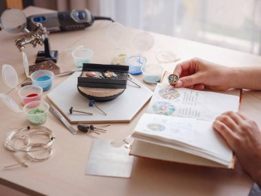 Evdeki mücevher tasarımcısı işyeri.