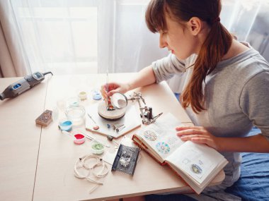 Evdeki mücevher tasarımcısı işyeri.