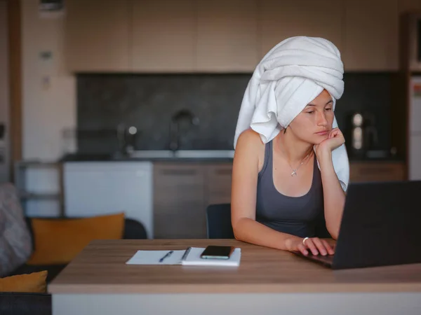 Joven asiático mujer en casa, remoto trabajo —  Fotos de Stock