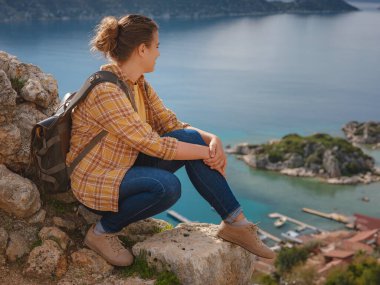 Türkiye 'nin Kekova adasında seyahat ve turistik merkezler. Kadın gezgin Simena Kalesi 'ni deniz körfezi ve Kekova Adası' nın ünlü taşkın şehri manzarasıyla keşfeder. Türkiye 'de turistik merkezler.