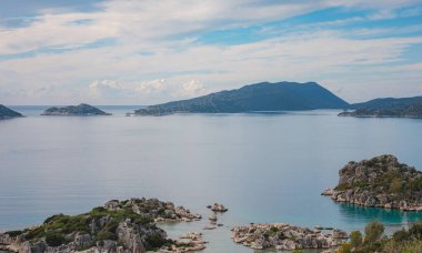 Türkiye 'nin Kekova adasında seyahat ve turistik merkezler. Kalekoy Köyü 'nden güzel bir deniz manzarası, Demre, deniz manzaralı bir tekne ve ada.