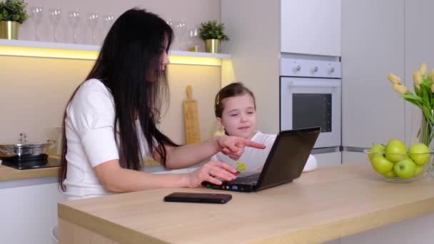 Working Mom Works Home Office Woman Child Using Laptop Freelancers — Video Stock