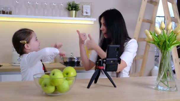 Blogcu Anne Bebeği Evde Millennial Influencer Kadını Annelik Blogu Için — Stok video