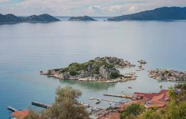 Türkiye 'nin Kekova adasında seyahat ve turistik merkezler. Kalekoy Köyü 'nden güzel bir deniz manzarası, Demre, deniz manzaralı bir tekne ve ada.