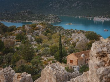 Türkiye 'nin Kekova adasında seyahat ve turistik merkezler. Kalekoy Köyü 'nden güzel bir deniz manzarası, Demre, deniz manzaralı bir tekne ve ada.