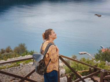 Türkiye 'nin Kekova adasında seyahat ve turistik merkezler. Kadın gezgin Simena Kalesi 'ni deniz körfezi ve Kekova Adası' nın ünlü taşkın şehri manzarasıyla keşfeder. Türkiye 'de turistik merkezler.