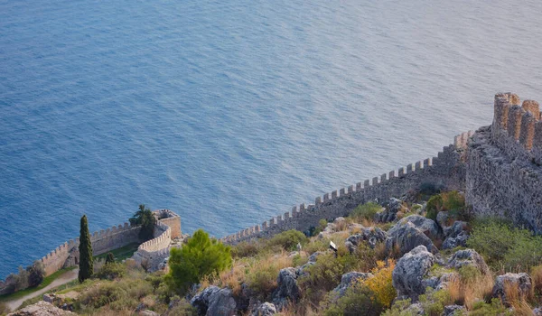 Alanya, hindi, Akdeniz kıyısında kış yürüyüşü. Alanya 'daki tepenin manzarası. Alanya şehrindeki ortaçağ kalesi