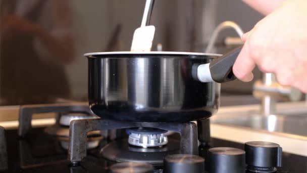 Gaz Ocağında Bir Parça Tereyağını Eritip Karıştırmak Tereyağı Sıvıya Dönüşür — Stok video