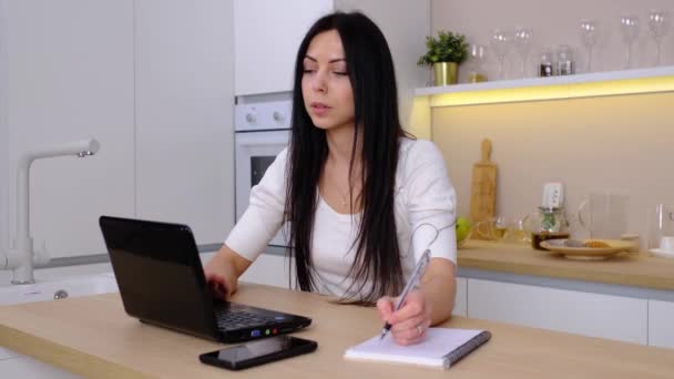 Zakenvrouw Werken Laptop Computer Terwijl Thuis Zitten Het Beheer Van — Stockvideo