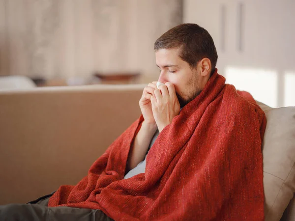 Coronavirus Zieke Man Van Het Corona Virus Liggend Bank Herstellende — Stockfoto