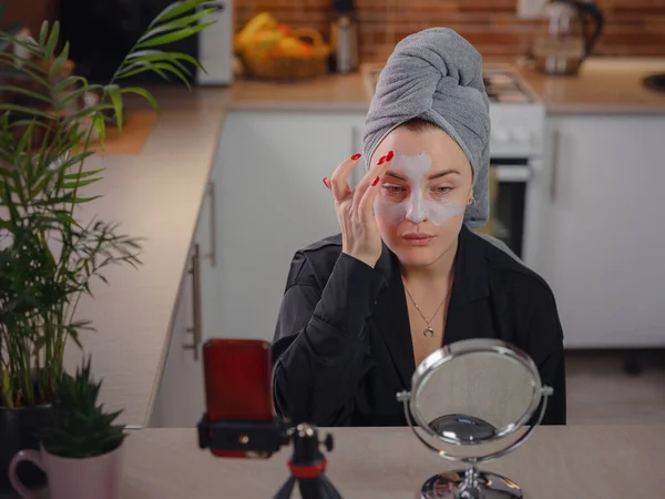 Famous Blogger Cheerful Female Vlogger Showing Beauty Mask While Recording — стоковое фото