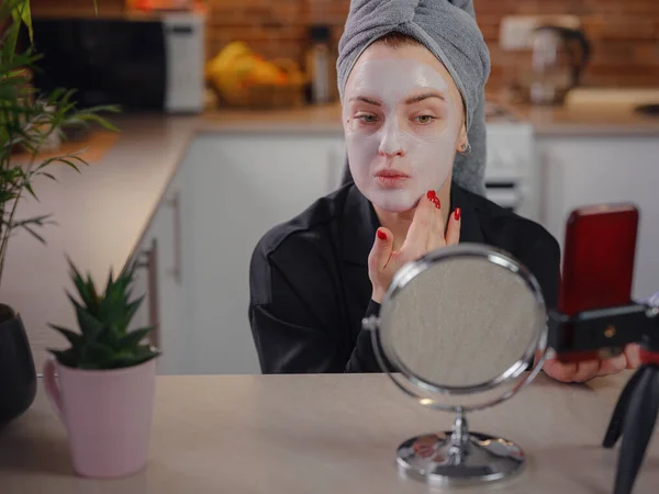 Famous Blogger Cheerful Female Vlogger Showing Beauty Mask While Recording — стоковое фото
