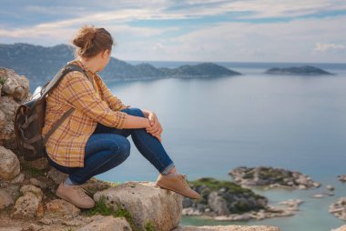 Türkiye 'nin Kekova adasında seyahat ve turistik merkezler. Kadın gezgin Simena Kalesi 'ni deniz körfezi ve Kekova Adası' nın ünlü taşkın şehri manzarasıyla keşfeder. Türkiye 'de turistik merkezler.