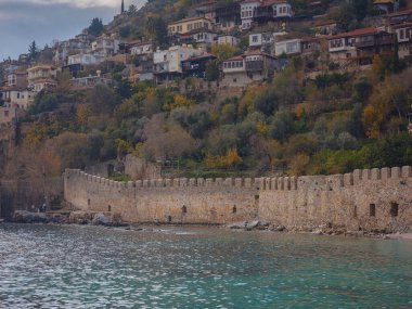 Alanya, hindi, Akdeniz kıyısında kış yürüyüşü. Alanya yarımadasındaki Kizil Kule kulesi. Yüksek dağları olan ünlü bir turizm merkezi. Eski bir şatonun parçası.