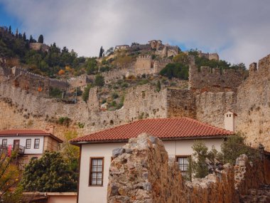 Alanya, hindi, Akdeniz kıyısında kış yürüyüşü. Alanya Kalesi 'nin içindeki evlerin dış görünüşü. 19. yüzyılda duvarların içine sayısız villa inşa edildi. Bugün bina açık hava müzesi..