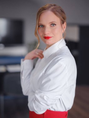 Ofiste çalışan bir iş kadını. Çevrimiçi iş, iş yerinde genç bir profesyonel. Çekici bayan halkla ilişkiler müdürü emlak komisyoncusunun portresi iş yerinde kapalı mekanda.