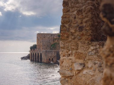 Alanya, hindi, Akdeniz kıyısında kış yürüyüşü. Alanya 'da tersane ve cephanelik