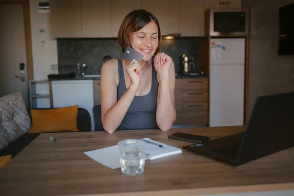 Mujer Asiática Joven Casa Trabajo Remoto Ordenador Portátil Compras Línea — Foto de Stock