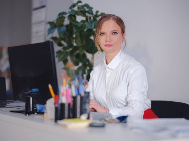 Bağımsız başlangıç geliştirme eğitmeninin portresi, kadın antrenör masa masası, iş kararlarını çözme hazırlığı çalışma istasyonu ortaklarına danışın