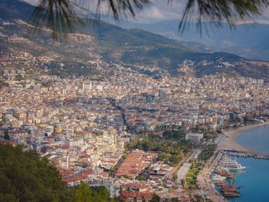 Alanya, hindi, Akdeniz kıyısında kış yürüyüşü. Ariel, Alanya Yarımadası 'ndan Alanya Limanı manzaralı. Kış gününe kadar Türk Rivierası. Güzel bir şehir manzarası. Türk tatil beldesi.