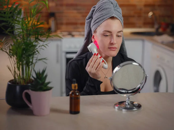 Young Woman Use Ultrasonic Skin Scrubber Exfoliating Wand Skin Care — стоковое фото