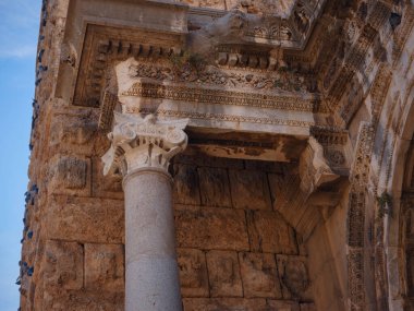 Hadrian kapısı - Antalya 'nın eski şehrinde popüler eğlence, Türkiye' ye seyahat, eski şehir Kaleci. İlginç yerler keşfet, popüler gösteriler ve yürüyüşler