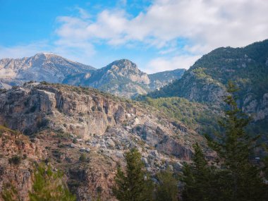 Türkiye 'nin batısındaki Oludeniz Fethiye' de Kelebek Vadisi (kelebekler vadisi). Ünlü Lycian Yolu boyunca yürü, Babadag Dağı manzarası