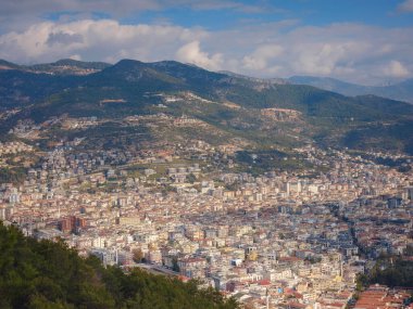 Alanya, hindi, Akdeniz kıyısında kış yürüyüşü. Ariel, Alanya Yarımadası 'ndan Alanya Limanı manzaralı. Kış gününe kadar Türk Rivierası. Güzel bir şehir manzarası. Türk tatil beldesi.