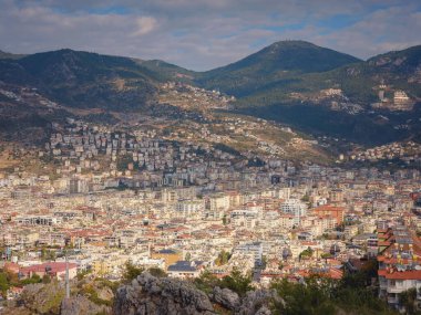 Alanya, hindi, Akdeniz kıyısında kış yürüyüşü. Ariel, Alanya Yarımadası 'ndan Alanya Limanı manzaralı. Kış gününe kadar Türk Rivierası. Güzel bir şehir manzarası. Türk tatil beldesi.
