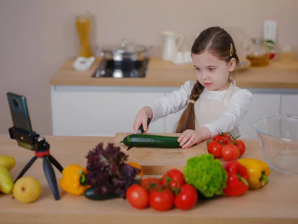 Young Girl Vlogger Hacer Video Redes Sociales Sobre Cocinar Casa — Foto de Stock