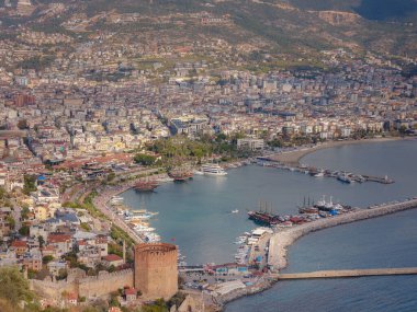 Alanya, hindi, Akdeniz kıyısında kış yürüyüşü. Ariel, Alanya Yarımadası 'ndan Alanya Limanı manzaralı. Kış gününe kadar Türk Rivierası. Güzel bir şehir manzarası. Türk tatil beldesi.