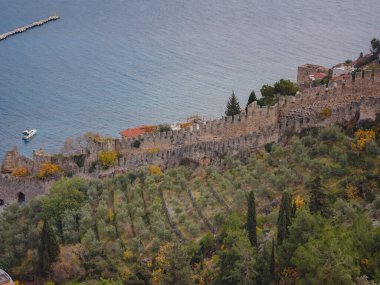 Alanya, hindi, Akdeniz kıyısında kış yürüyüşü. Alanya Kalesi 'nin içindeki evlerin dış görünüşü. 19. yüzyılda duvarların içine sayısız villa inşa edildi. Bugün bina açık hava müzesi..