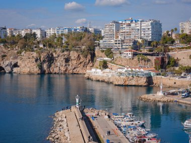 Antalya, Türkiye - Kasım 2021: Eski liman manzarası, Türkiye 'nin eski kenti Kaleci' ye seyahat. İlginç yerler keşfet, popüler gösteriler ve yürüyüşler