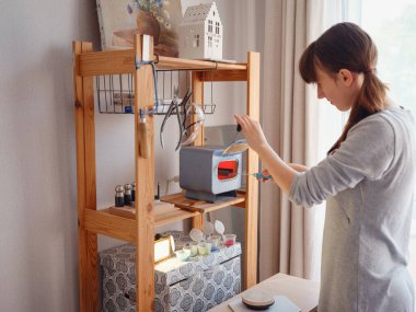 Hayat tarzı konsepti, evden çalışmak hayatını yeniden keşfetmek - mücevher tasarımcısı işyeri. Kadın mücevher yapar. Gürcistan minankari emaye üretim tekniği. Kuyumcular için eritme fırınıyla çalışmak