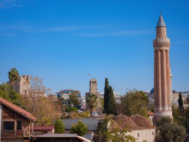 Antalya, Türkiye - Kasım 2021: Yivli minare, Türkiye 'ye seyahat, eski Kaleci kasabası. İlginç yerler keşfet, popüler gösteriler ve yürüyüşler