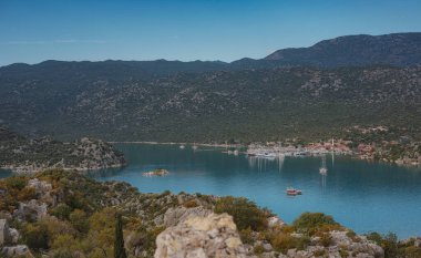 Türkiye 'nin Kekova adasında seyahat ve turistik merkezler. Kalekoy Köyü 'nden güzel bir deniz manzarası, Demre, deniz manzaralı bir tekne ve ada.