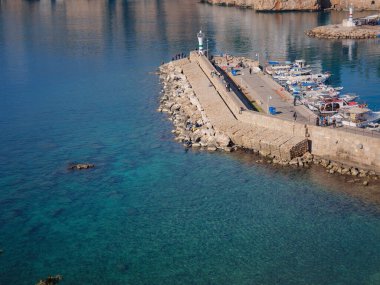 Antalya, Türkiye - Kasım 2021: Eski liman manzarası, Türkiye 'nin eski kenti Kaleci' ye seyahat. İlginç yerler keşfet, popüler gösteriler ve yürüyüşler