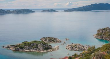 Türkiye 'nin Kekova adasında seyahat ve turistik merkezler. Kalekoy Köyü 'nden güzel bir deniz manzarası, Demre, deniz manzaralı bir tekne ve ada.