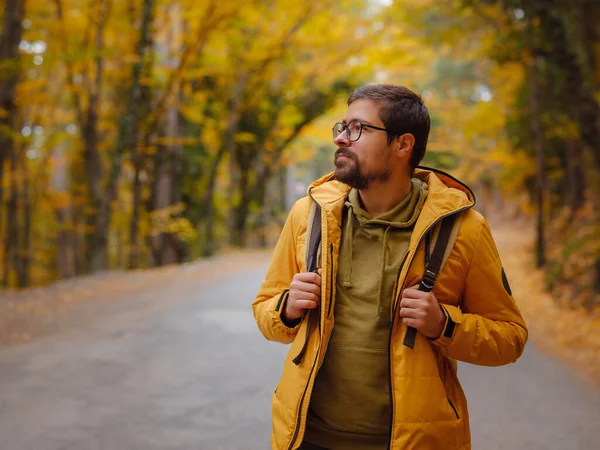 Junger Gutaussehender Mann Posiert Herbstwald Junger Hipster Mit Rucksack Wanderer — Stockfoto