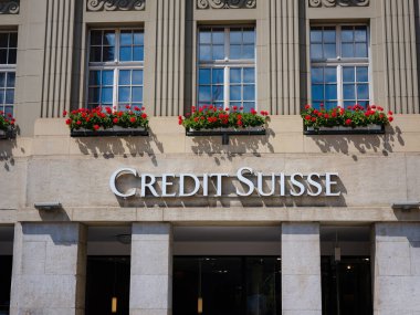 Bern, İsviçre - 4 Temmuz 2022: İsviçre bankası Credit Suisse 'nin logosu Bern' deki ofis binasının girişinde. Credit Suisse Emlak Fonu LivingPlus Credit Suisse İsviçre 'nin en büyük ikinci bankasıdır..