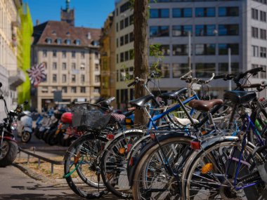 Basel, İsviçre - 8 Temmuz 2022: Şehirde toplu taşıma. Basel sokaklarında bisiklet parkı. Çevre dostu ve sağlıklı bir yolculuk..