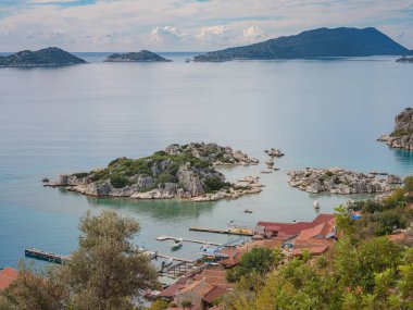 Türkiye 'nin Kekova adasında seyahat ve turistik merkezler. Kalekoy Köyü 'nden güzel bir deniz manzarası, Demre, deniz manzaralı bir tekne ve ada.