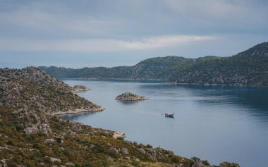 Türkiye 'nin Kekova adasında seyahat ve turistik merkezler. Kalekoy Köyü 'nden güzel bir deniz manzarası, Demre, deniz manzaralı bir tekne ve ada.