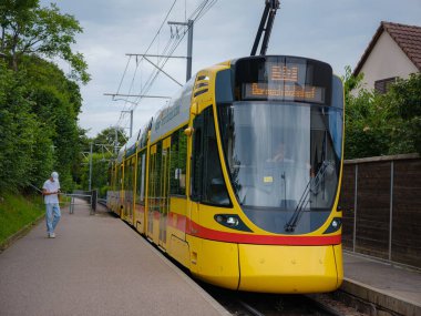Basel, İsviçre - 4 Temmuz 2022: Şehirde toplu taşıma. Banliyö sarı treni, yaz günü durakta.