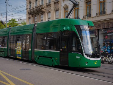 Basel, İsviçre - 4 Temmuz 2022: Şehirde toplu taşıma. Basel şehir merkezindeki yeşil tramvay. Basel 'in yeşil ve sarı tramvayları şehrin ayrılmaz bir parçası haline geldi..