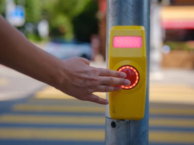Yaya geçidinde çekilmiş yaya geçidi sinyal düğmesine yakın çekim. Geçmek için el basma düğmesi