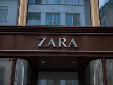 Basel, İsviçre - 4 Temmuz 2022: Basel 'de Zara mağazası. Zara hızlı moda konusunda uzmanlaşmıştır ve ürünler arasında giysi, aksesuar, ayakkabı, mayo, güzellik ve parfüm bulunmaktadır..