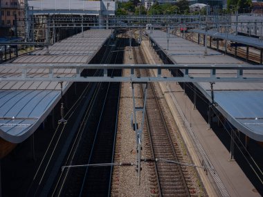 Bern, İsviçre - 6 Temmuz 2022: Şehirde toplu taşıma. Bern şehrindeki Wankdorf tren istasyonu Mavi bir yaz gününde.