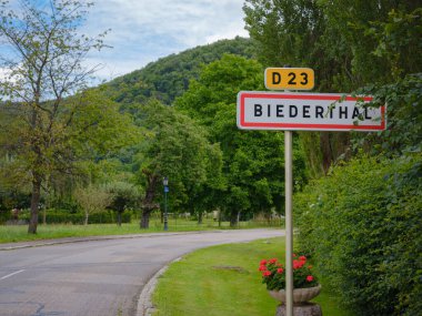 Yaz günü İsviçre dağ köyünün girişindeki yol tabelası Biederthal.